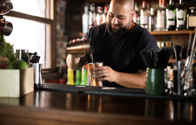 descubre el sueldo promedio de un bartender en canada